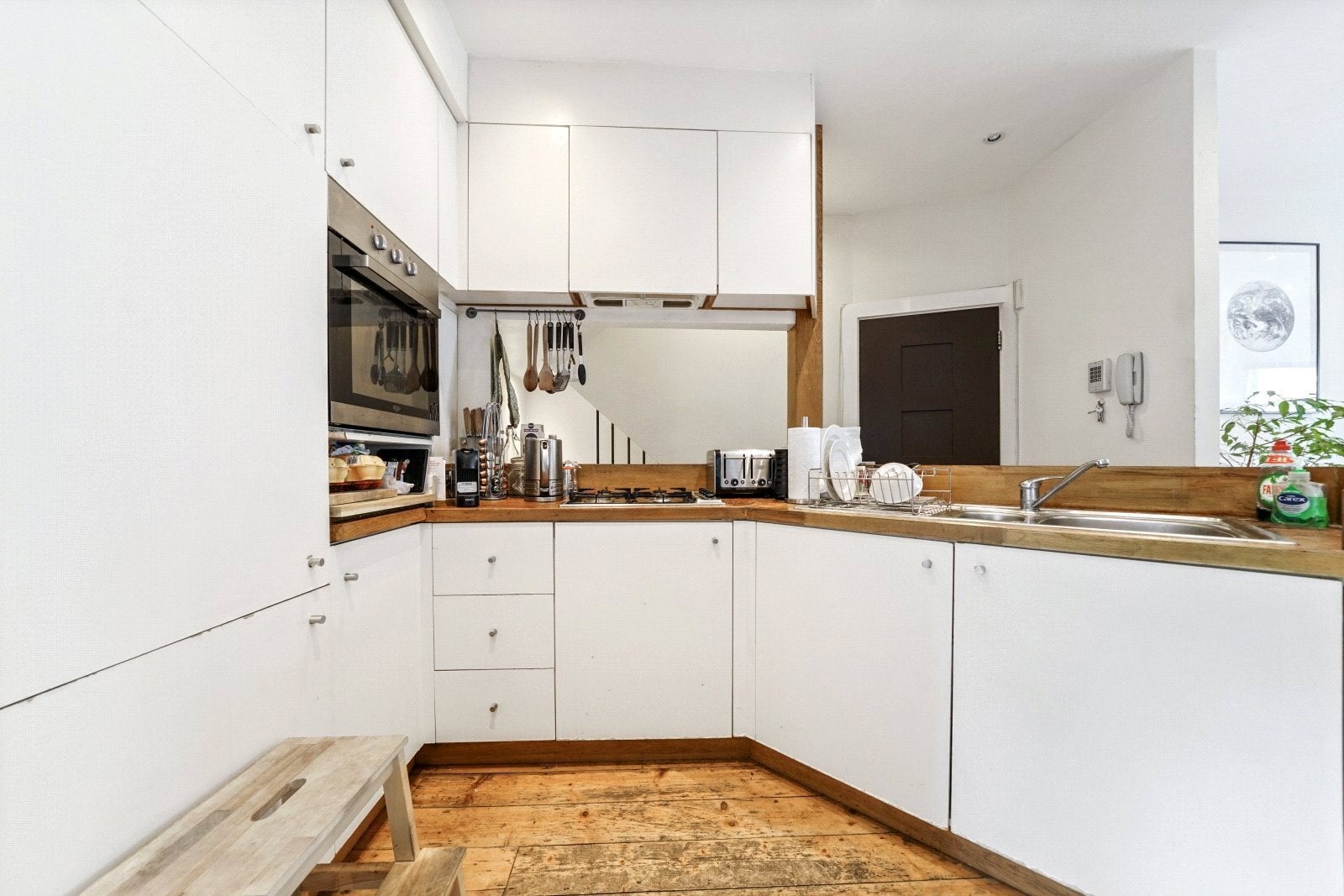 Flat Ballater Road in Greater London