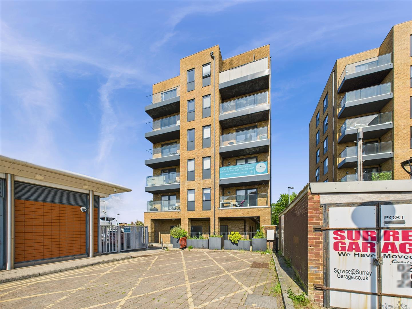 Flat Leaden Hill in Greater London
