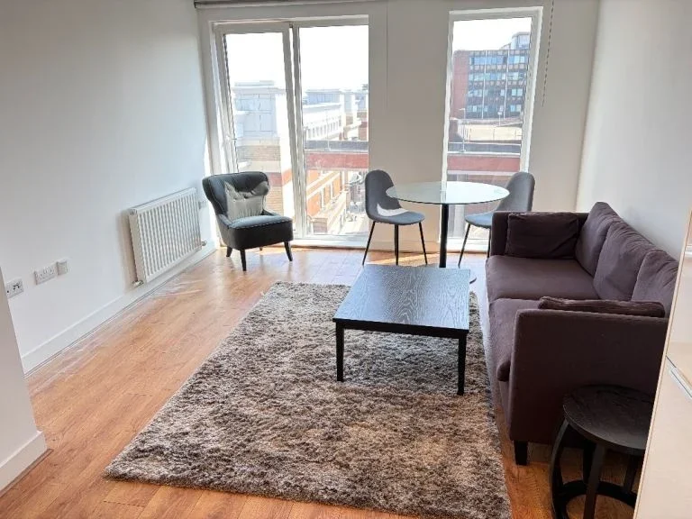 Flat Greenhill Way in Greater London