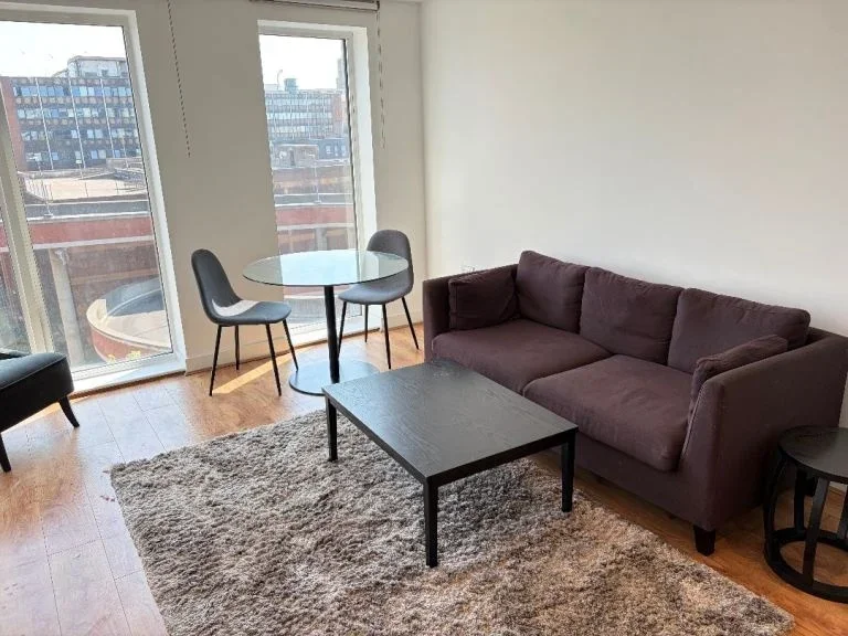 Flat Greenhill Way in Greater London