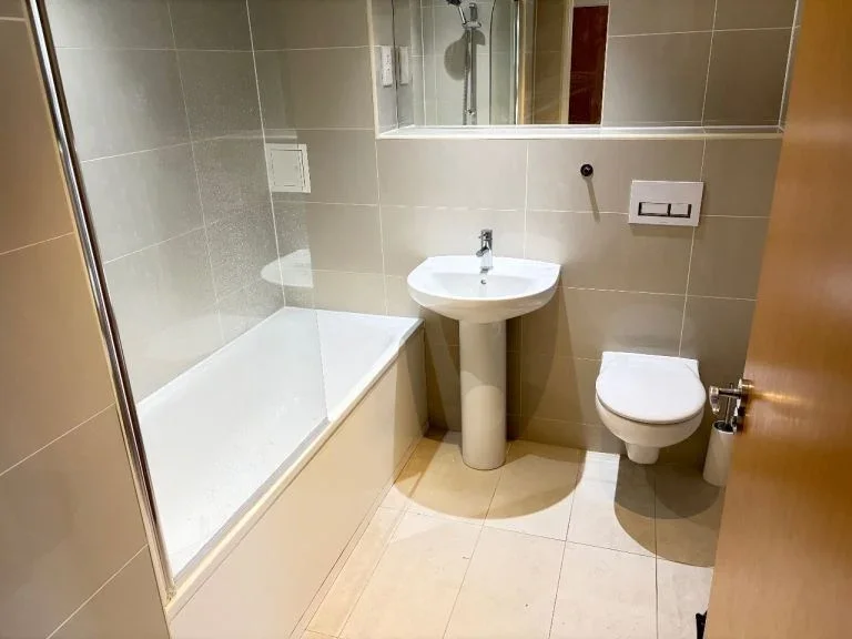 Flat Greenhill Way in Greater London