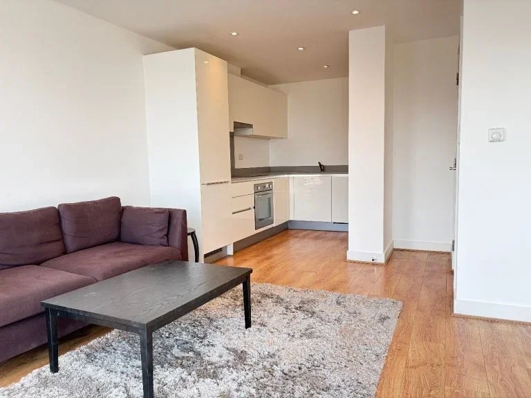 Flat Greenhill Way in Greater London
