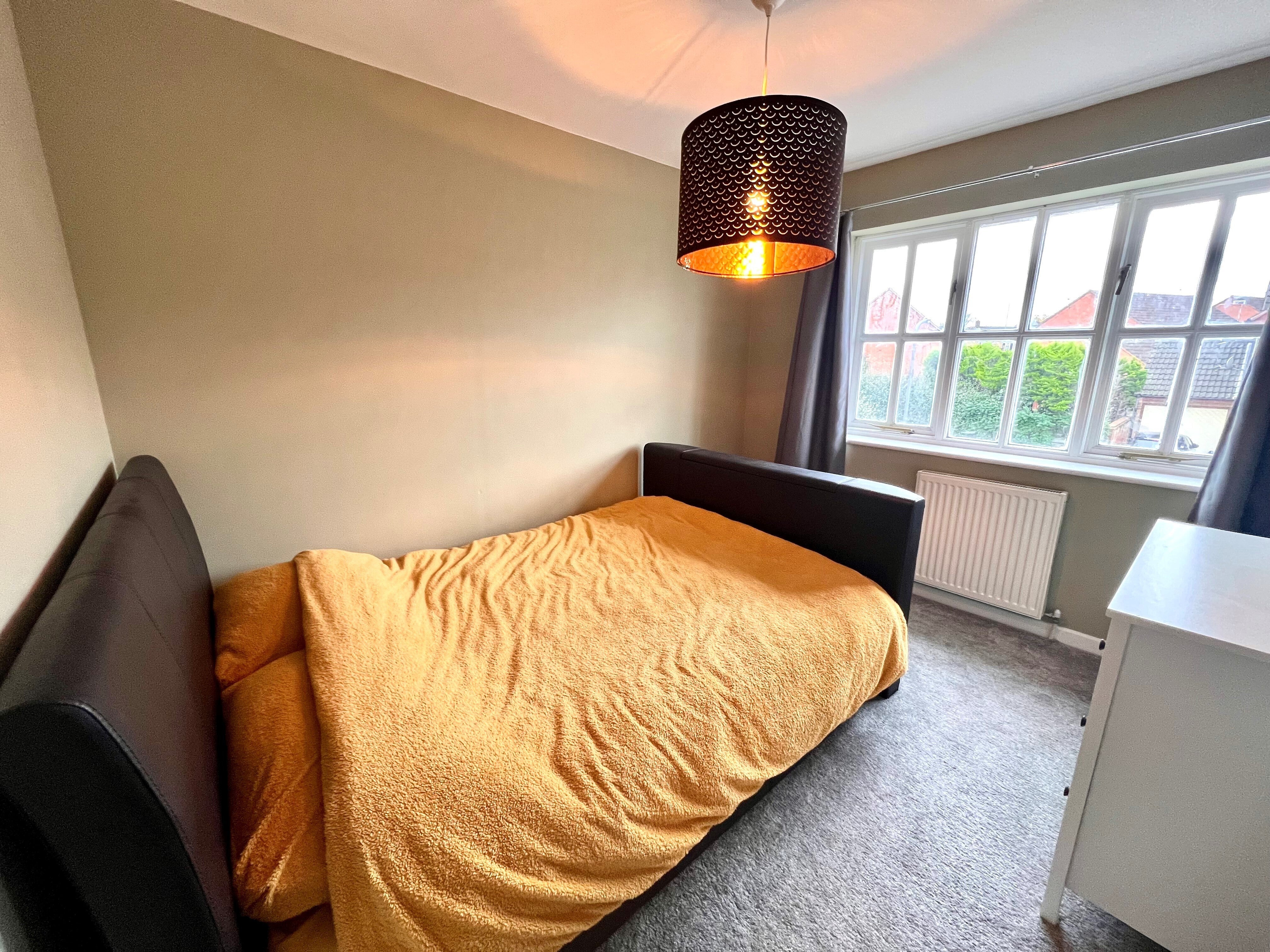 Room Willow Bed Close in Bristol