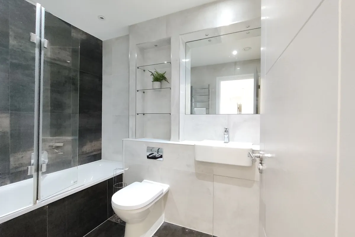 Flat Disraeli Road in Greater London