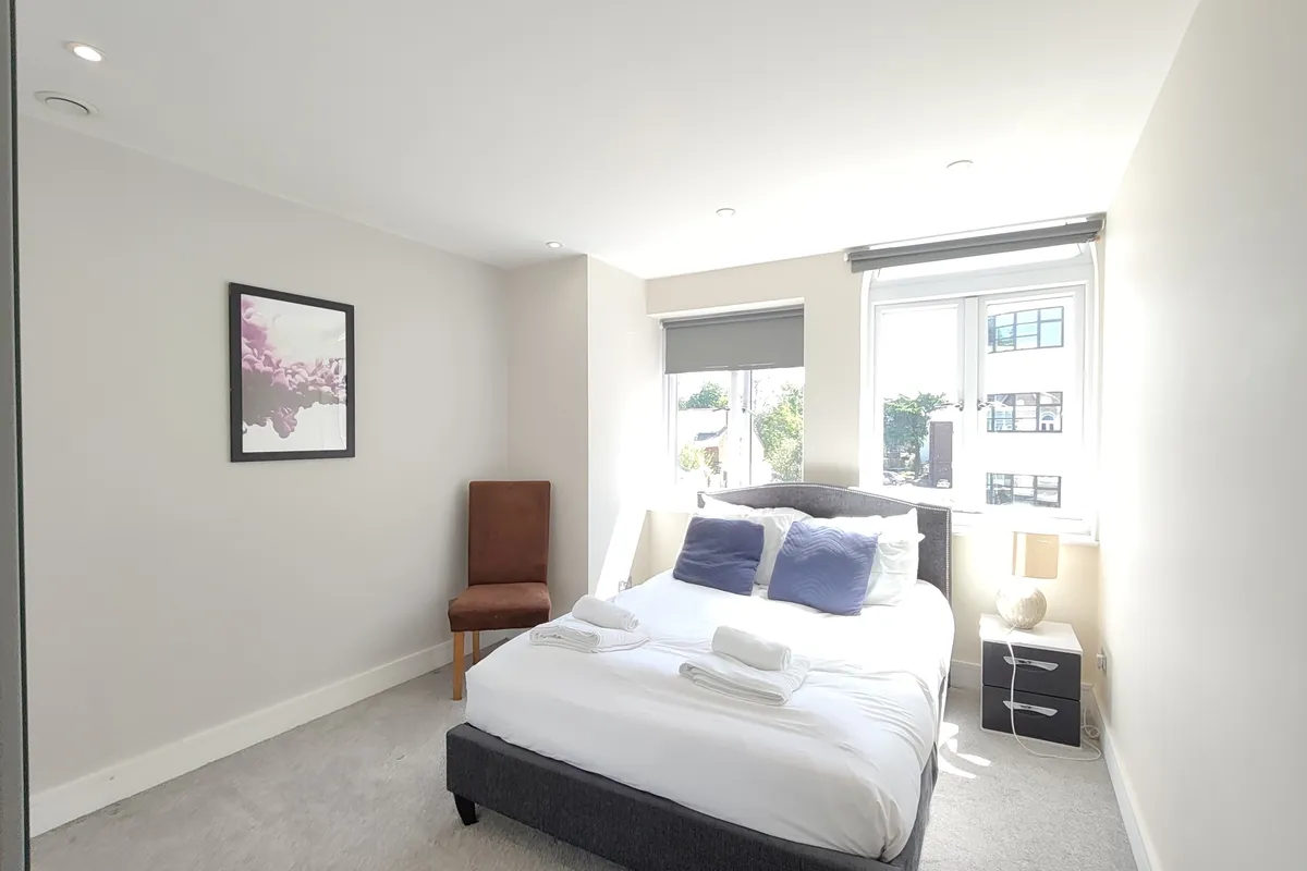 Flat Disraeli Road in Greater London