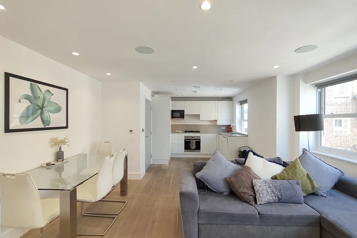 Flat Disraeli Road in Greater London