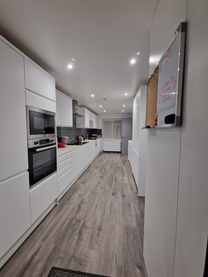 Room Fir Tree Close in Swindon