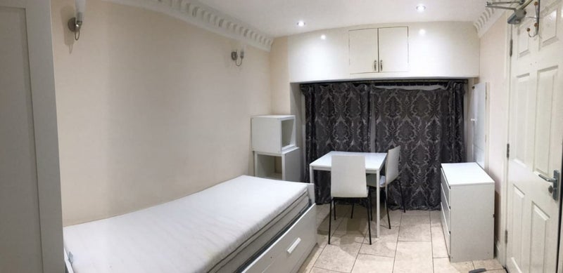 Room Rainbow Avenue in Greater London