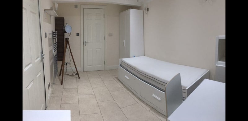 Room Rainbow Avenue in Greater London