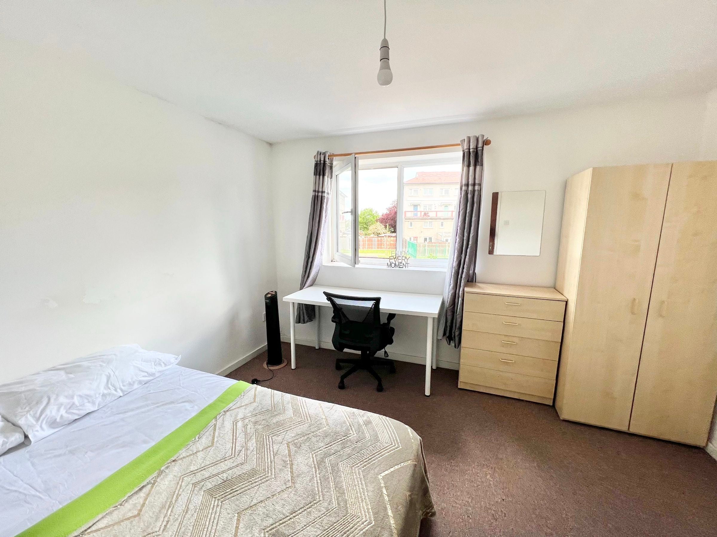 Room Ivy Road in Greater London