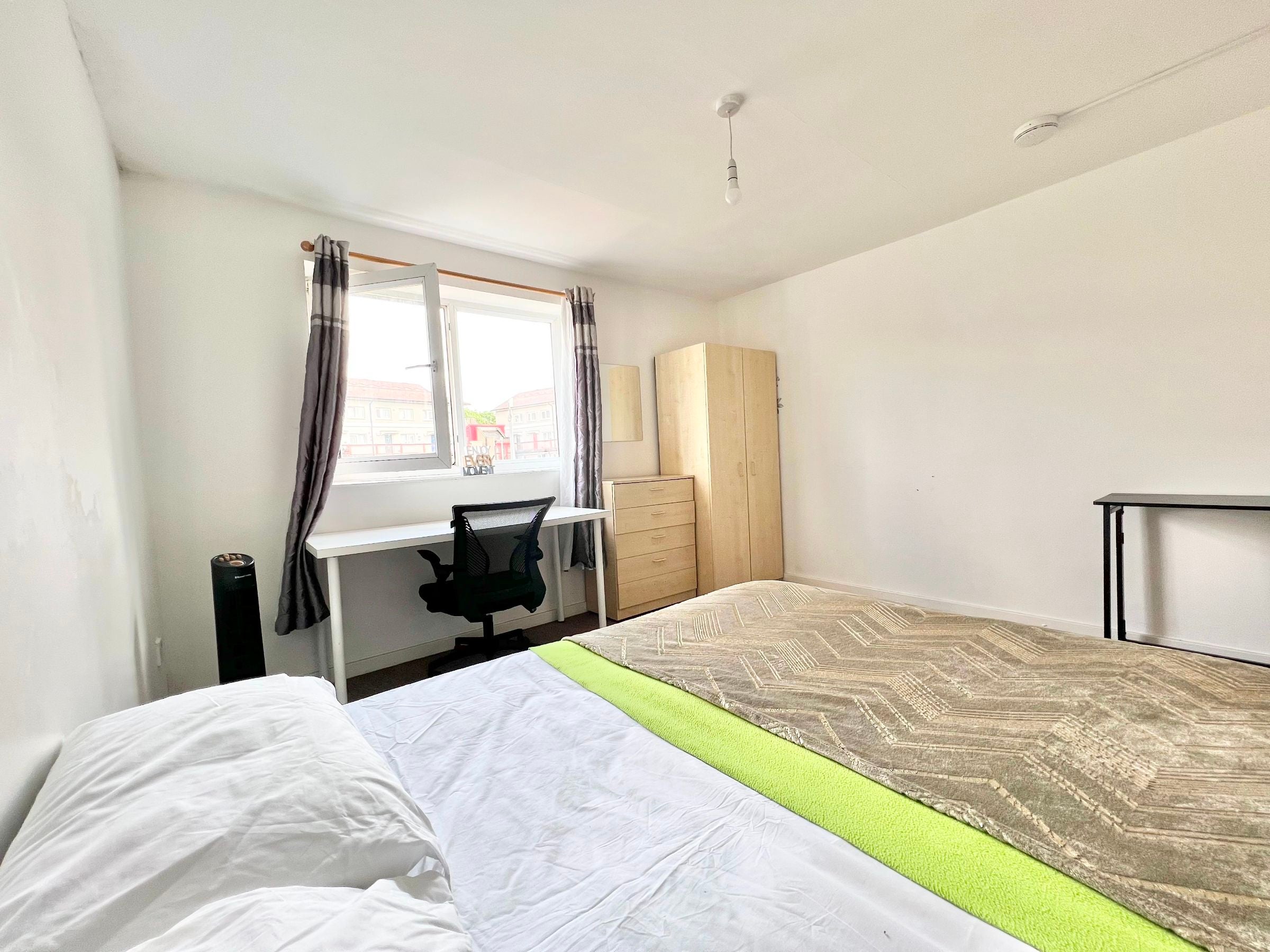 Room Ivy Road in Greater London