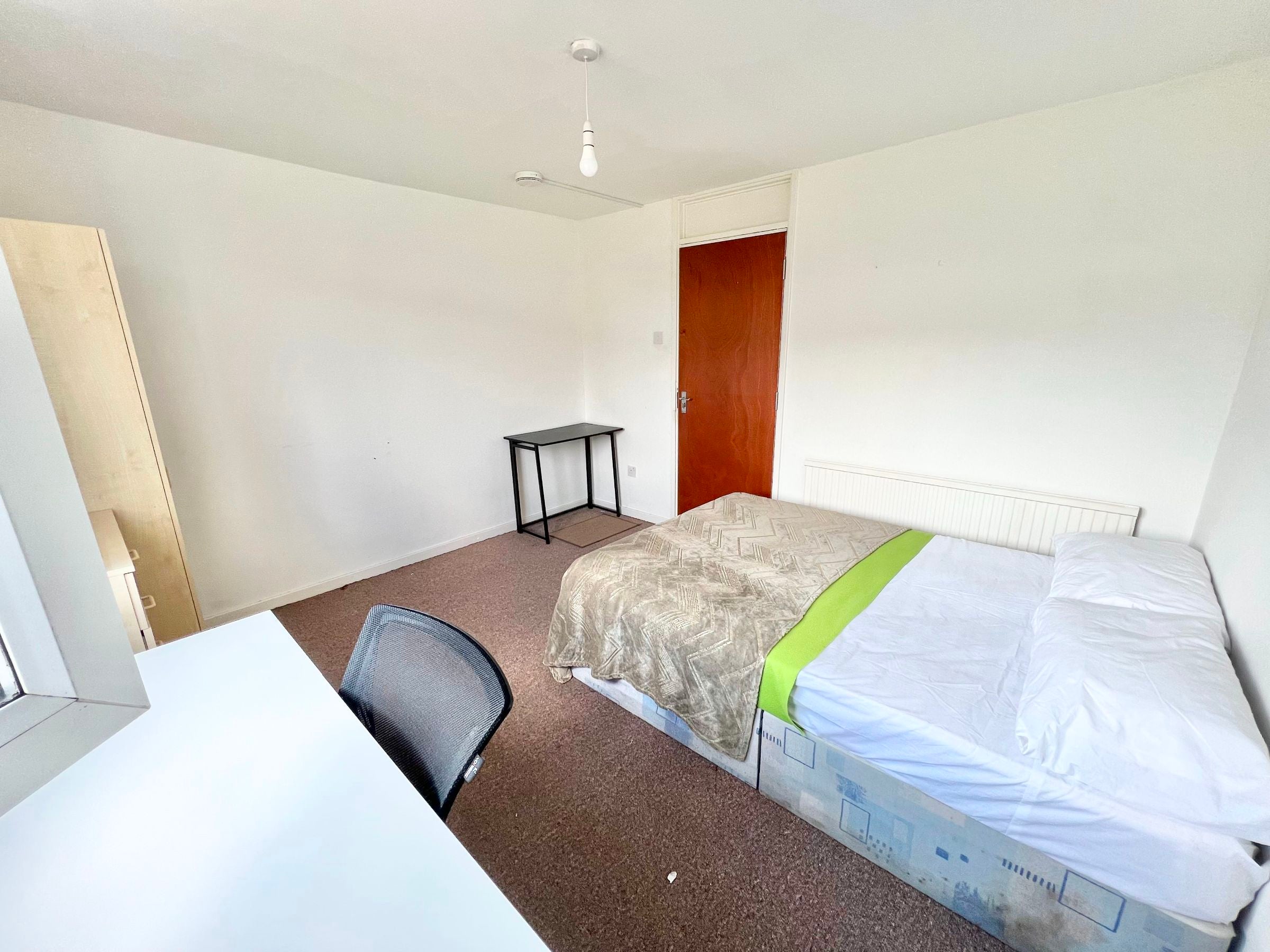 Room Ivy Road in Greater London
