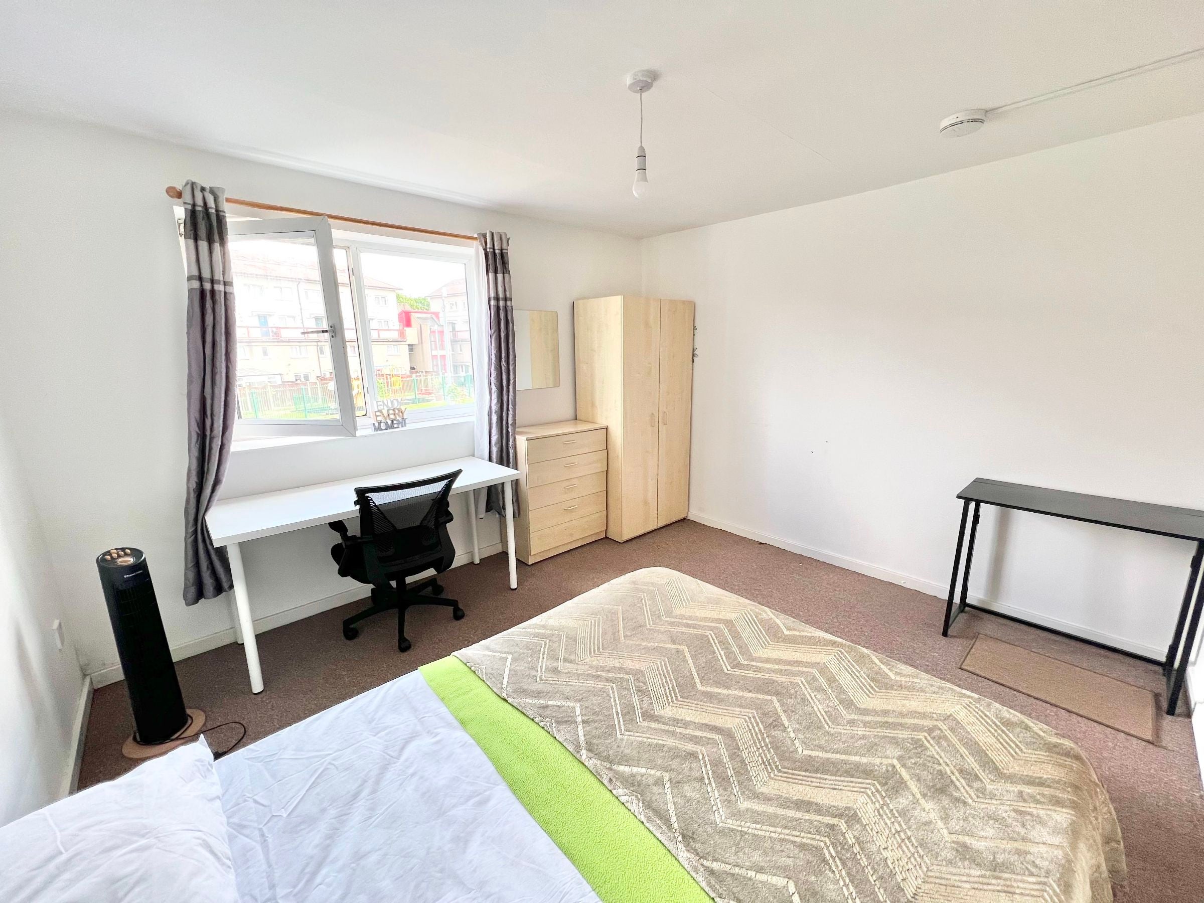 Room Ivy Road in Greater London