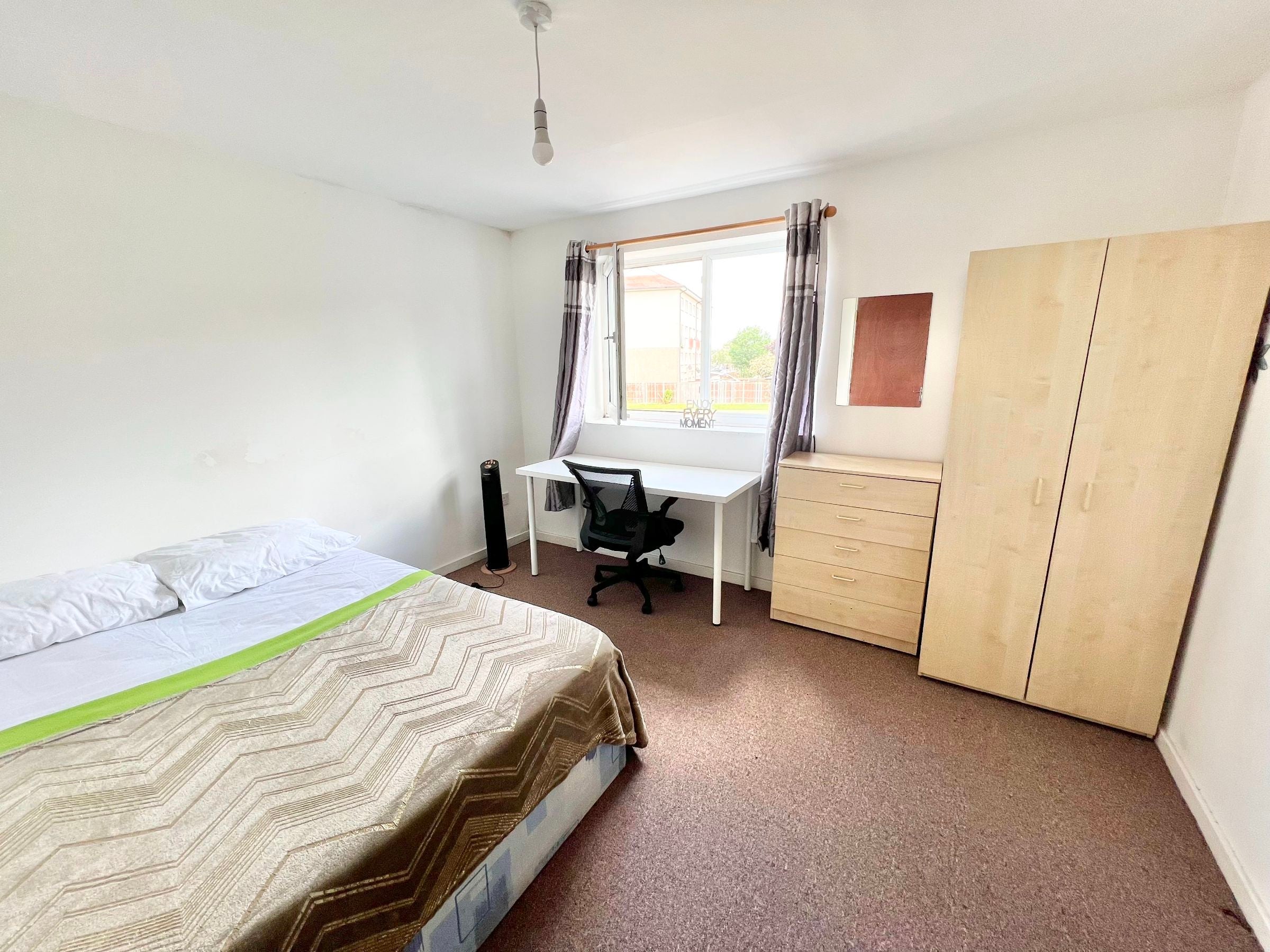 Room Ivy Road in Greater London