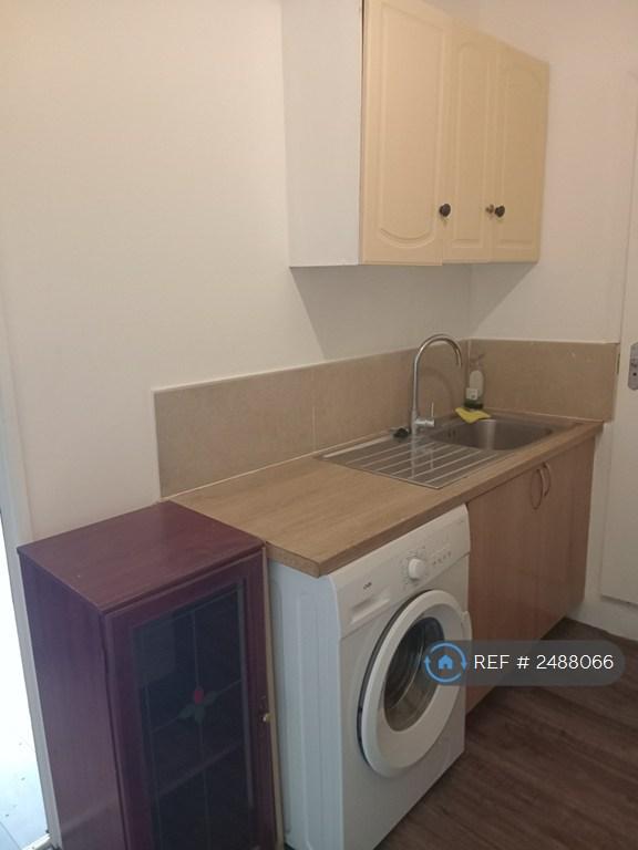 Flat Victoria Road in Greater London