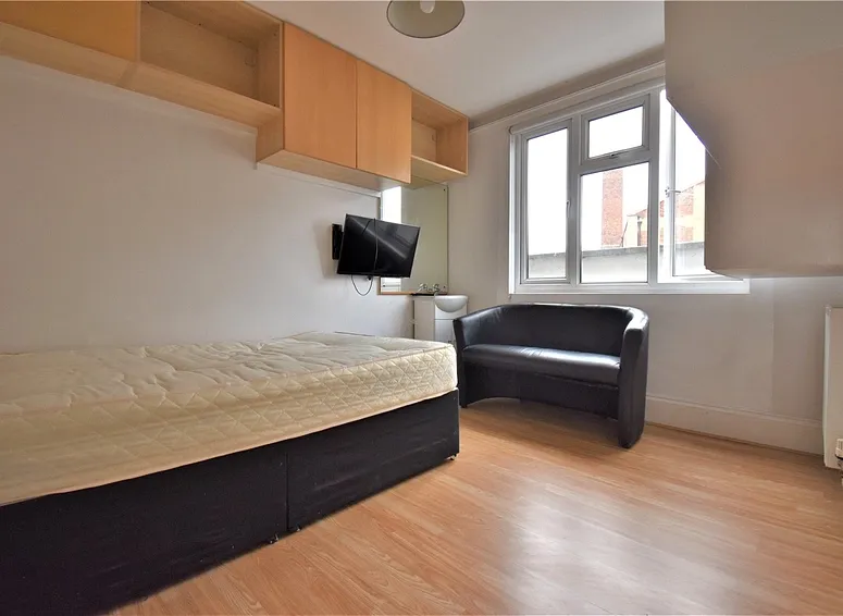 Room Coleridge Road in Greater London