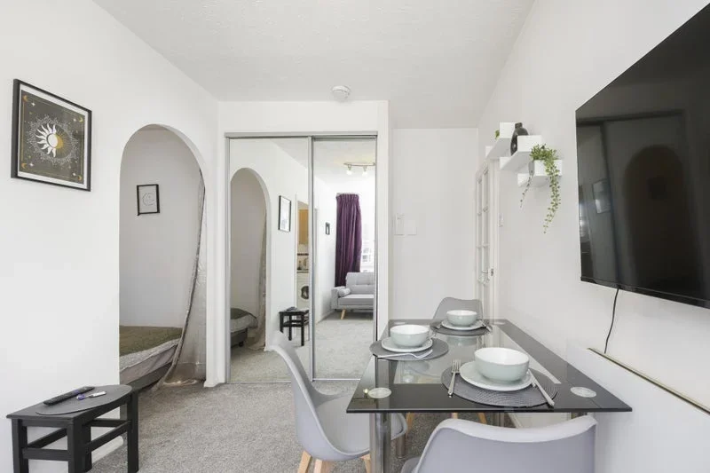 Flat Wheat Sheaf Close in Greater London