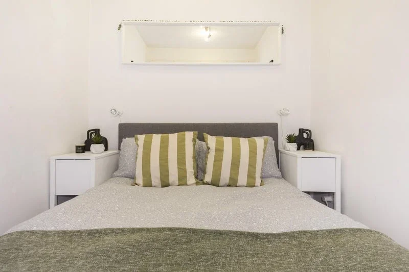 Flat Wheat Sheaf Close in Greater London