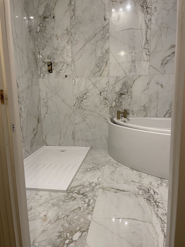Room Maidenhead Road in Oakley Green