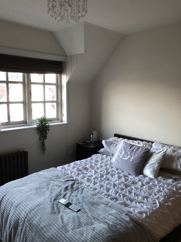 Room Maidenhead Road in Oakley Green