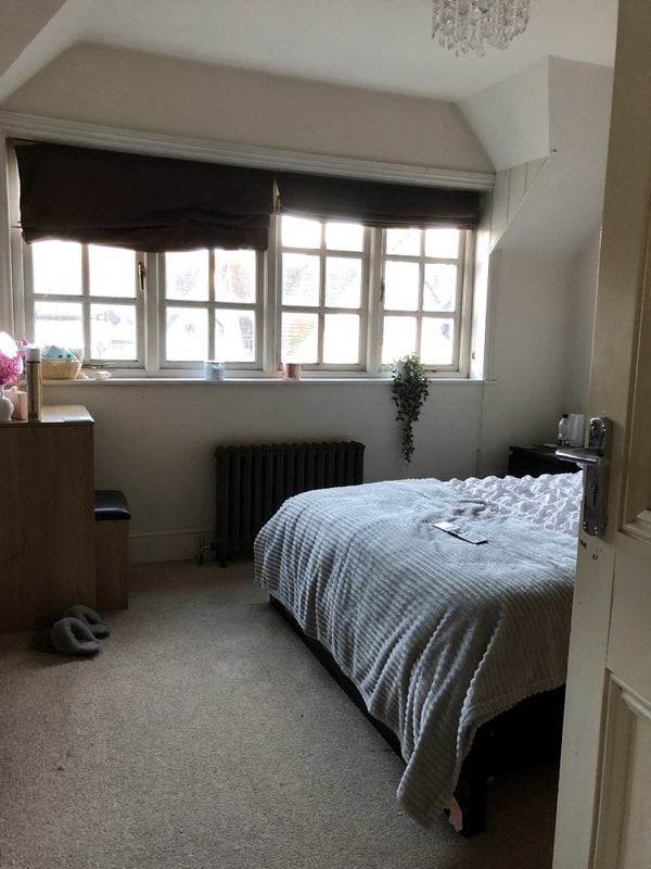 Room Maidenhead Road in Oakley Green