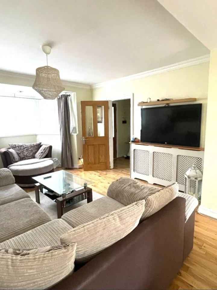 Room Underwood Road in Greater London