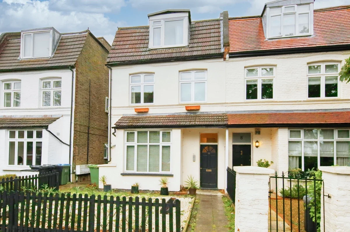 Flat Cedars Road in Greater London