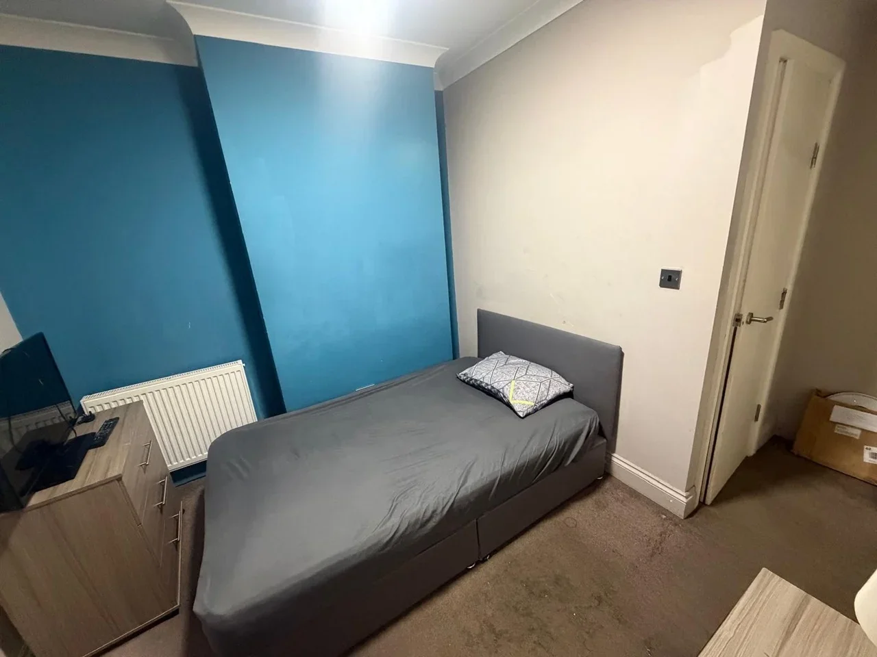 Room Graham Road in Greater London