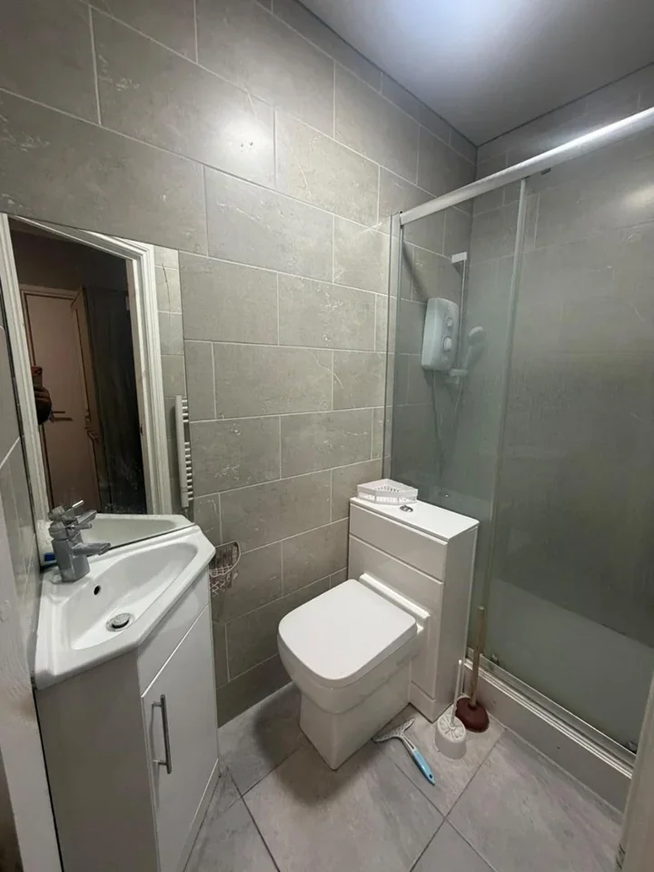 Room Graham Road in Greater London
