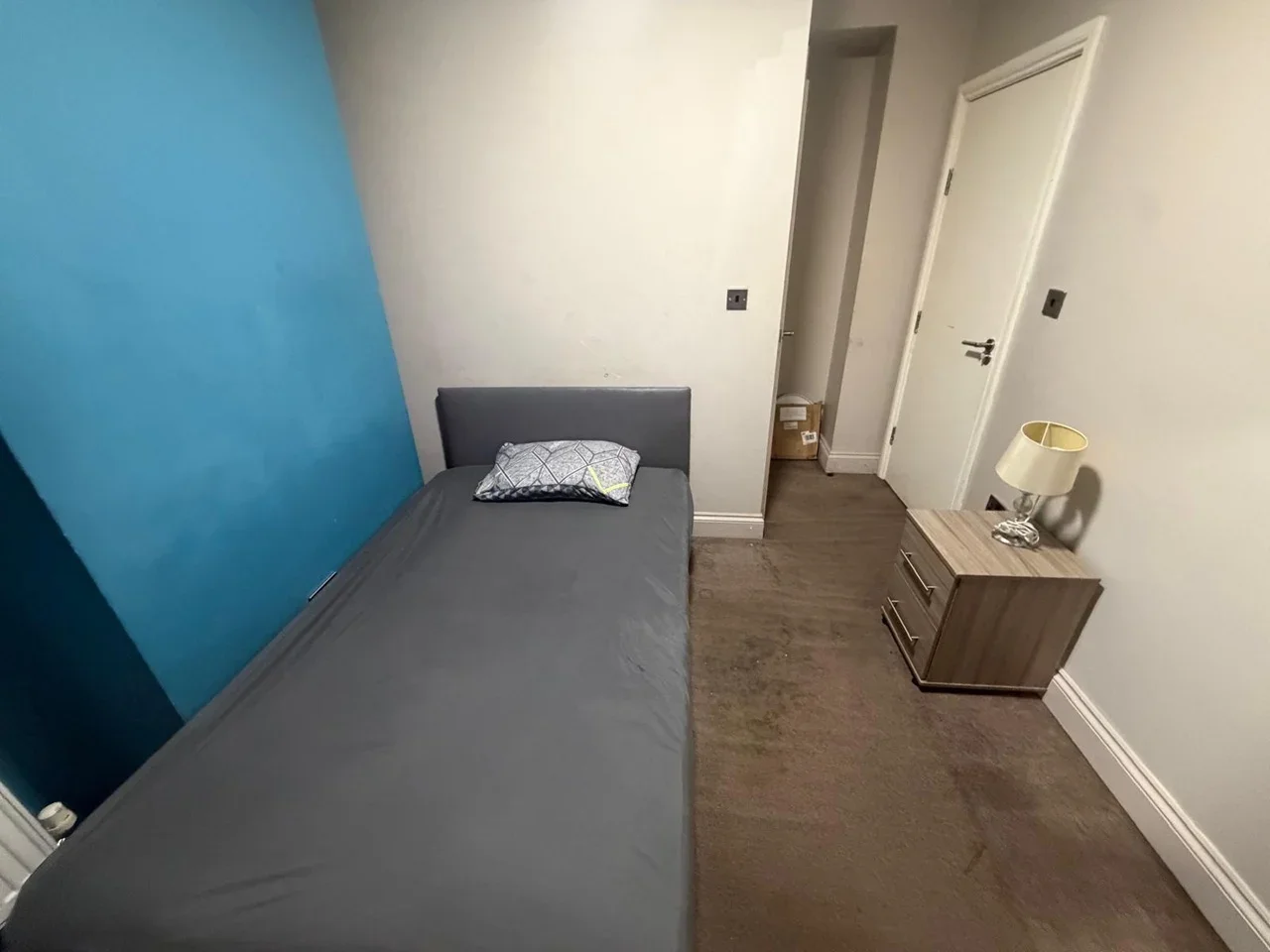 Room Graham Road in Greater London