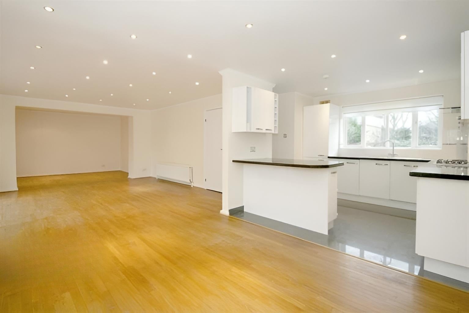 House Oak Park Gardens in Greater London