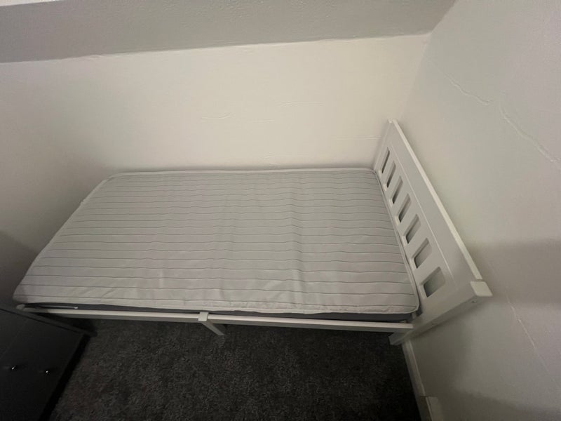 Room Matthey Place in Crawley