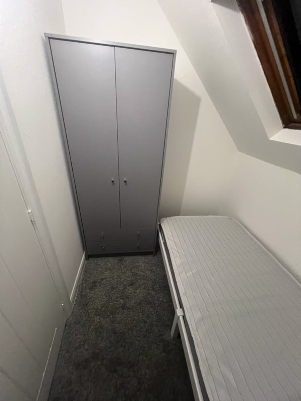 Room Matthey Place in Crawley