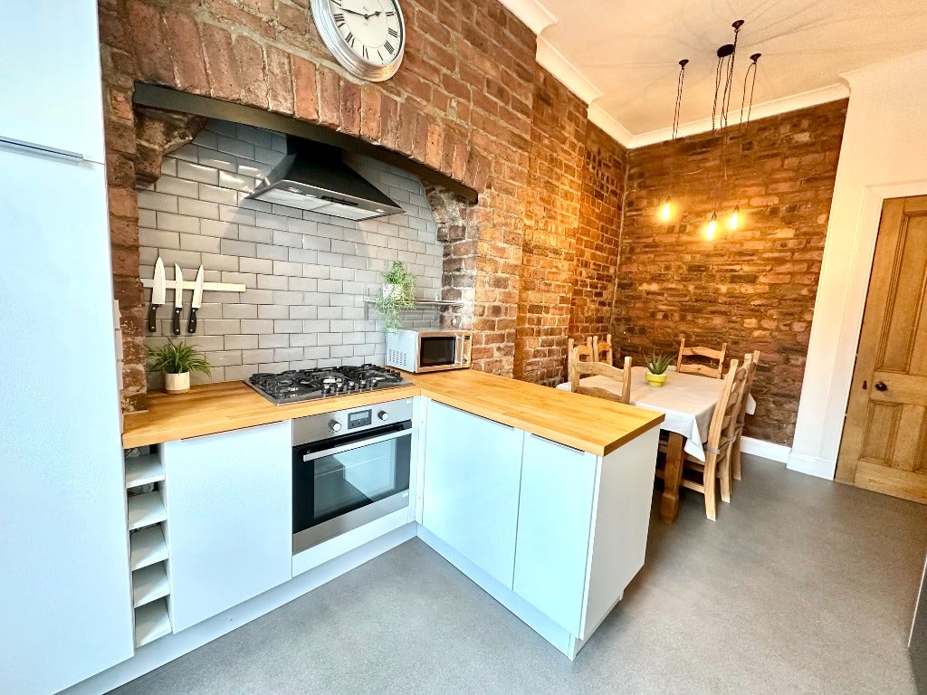 Flat Holyrood Quadrant in Glasgow