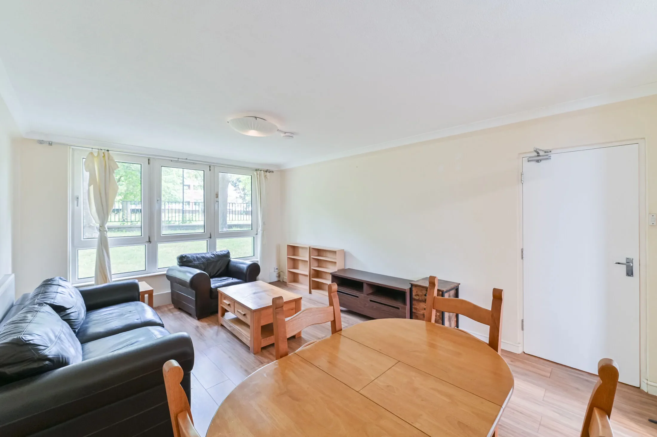 Flat Hicken Road in Greater London