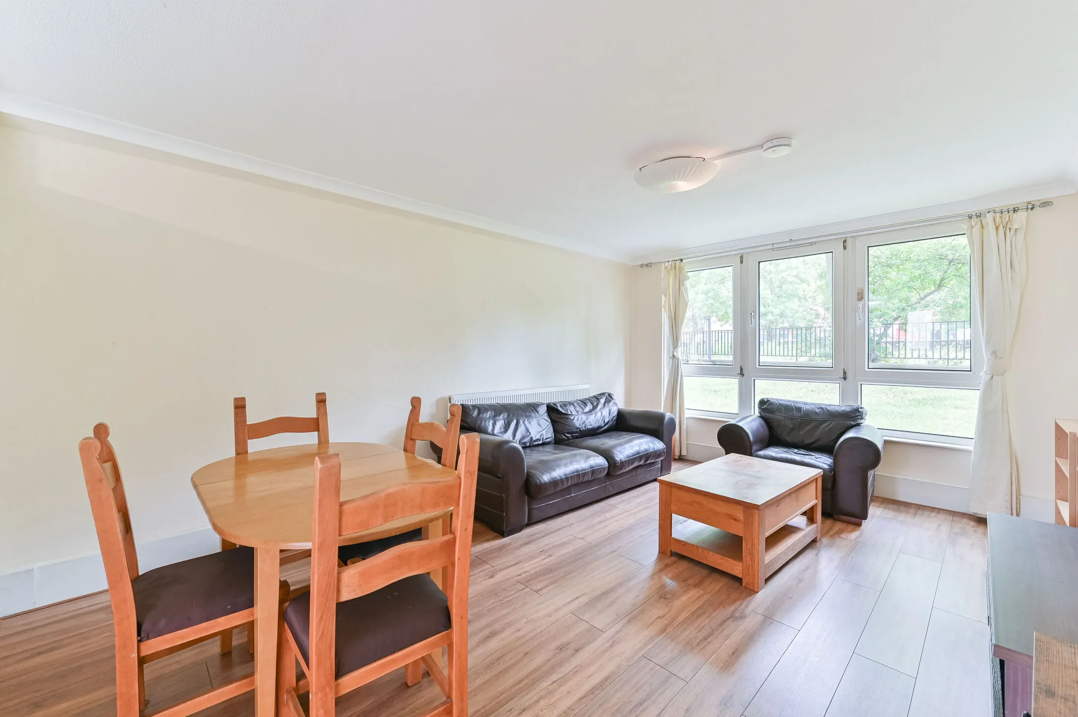 Flat Hicken Road in Greater London