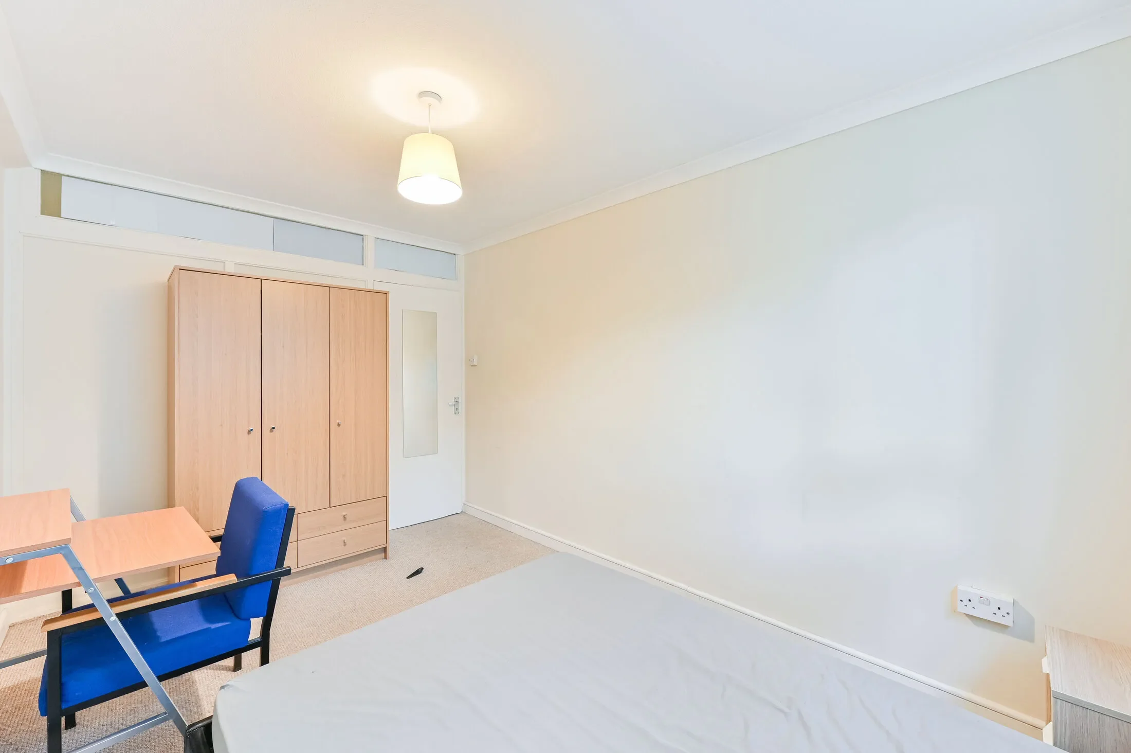 Flat Hicken Road in Greater London