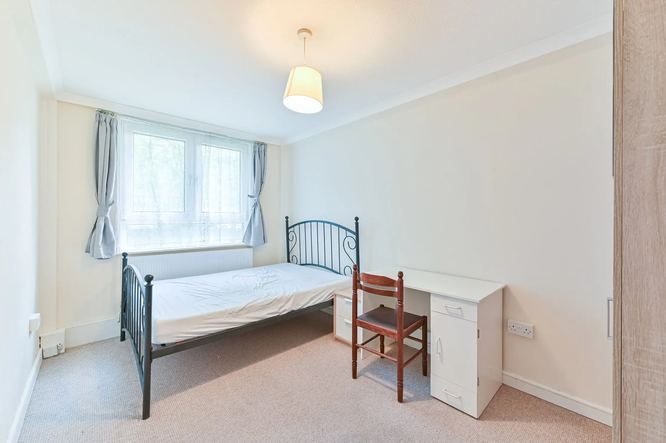 Flat Hicken Road in Greater London