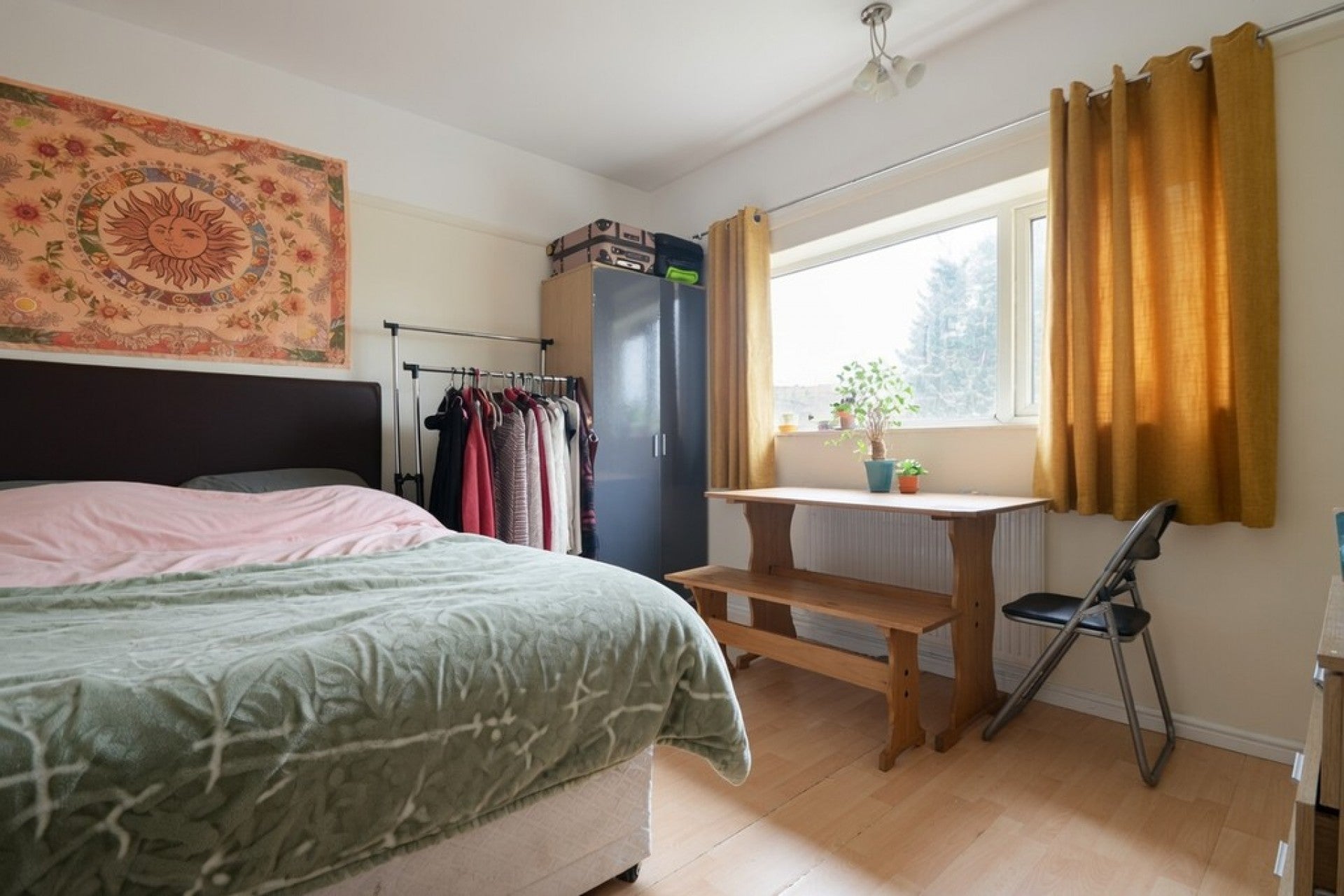 Room Kings Lane in Borough of Runnymede