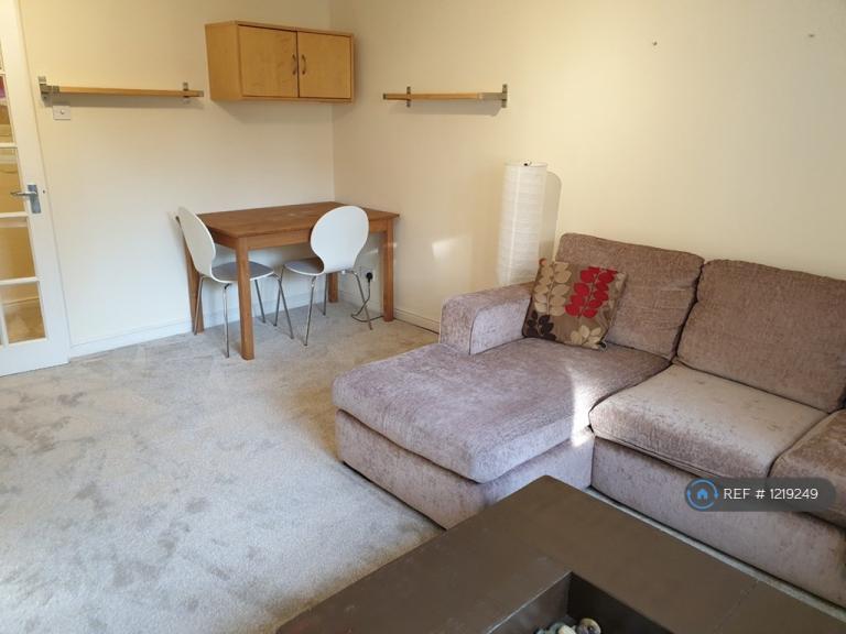 Flat Glaisher Street in Greater London