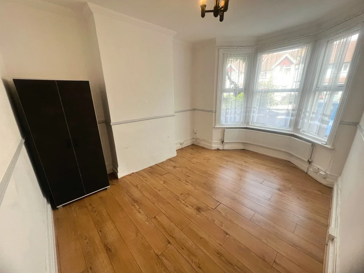 Flat Eastcote Lane in Greater London