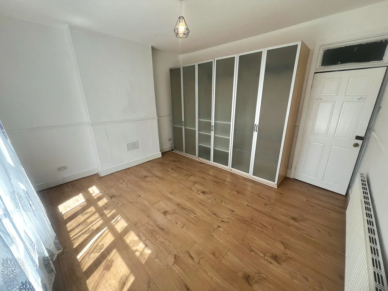 Flat Eastcote Lane in Greater London