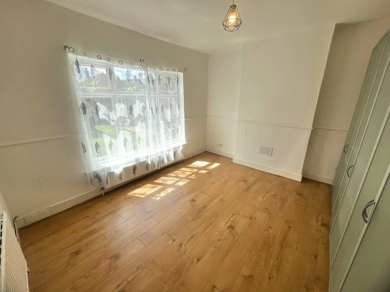 Flat Eastcote Lane in Greater London