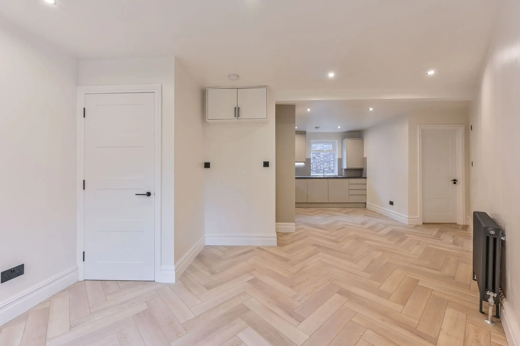 Flat Heyford Avenue in Greater London