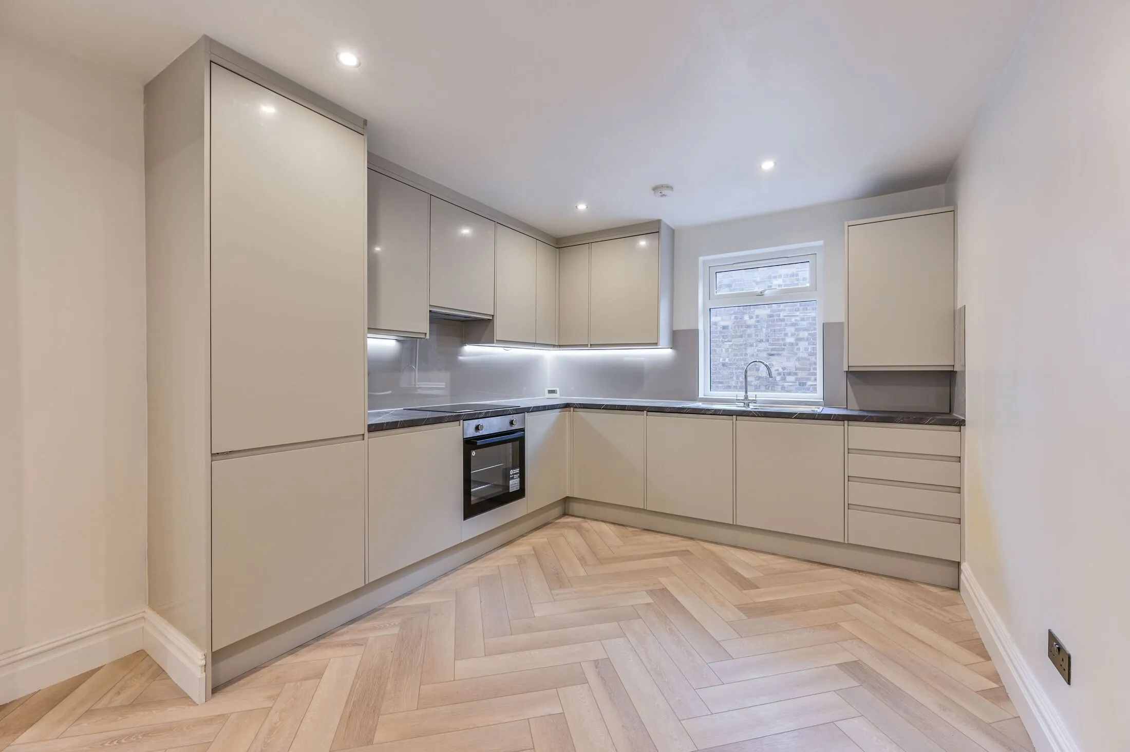 Flat Heyford Avenue in Greater London