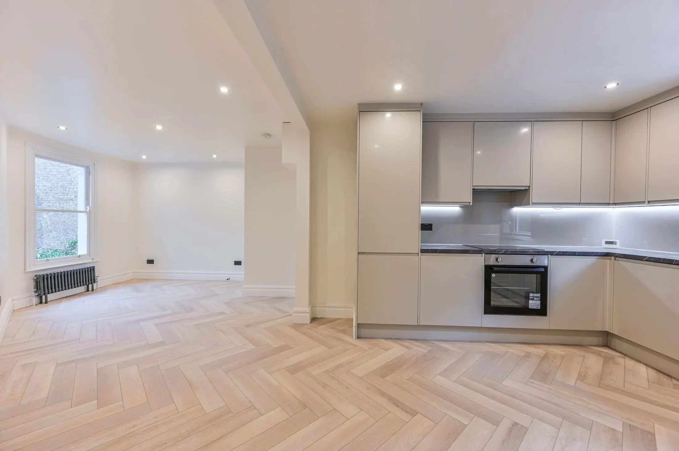 Flat Heyford Avenue in Greater London
