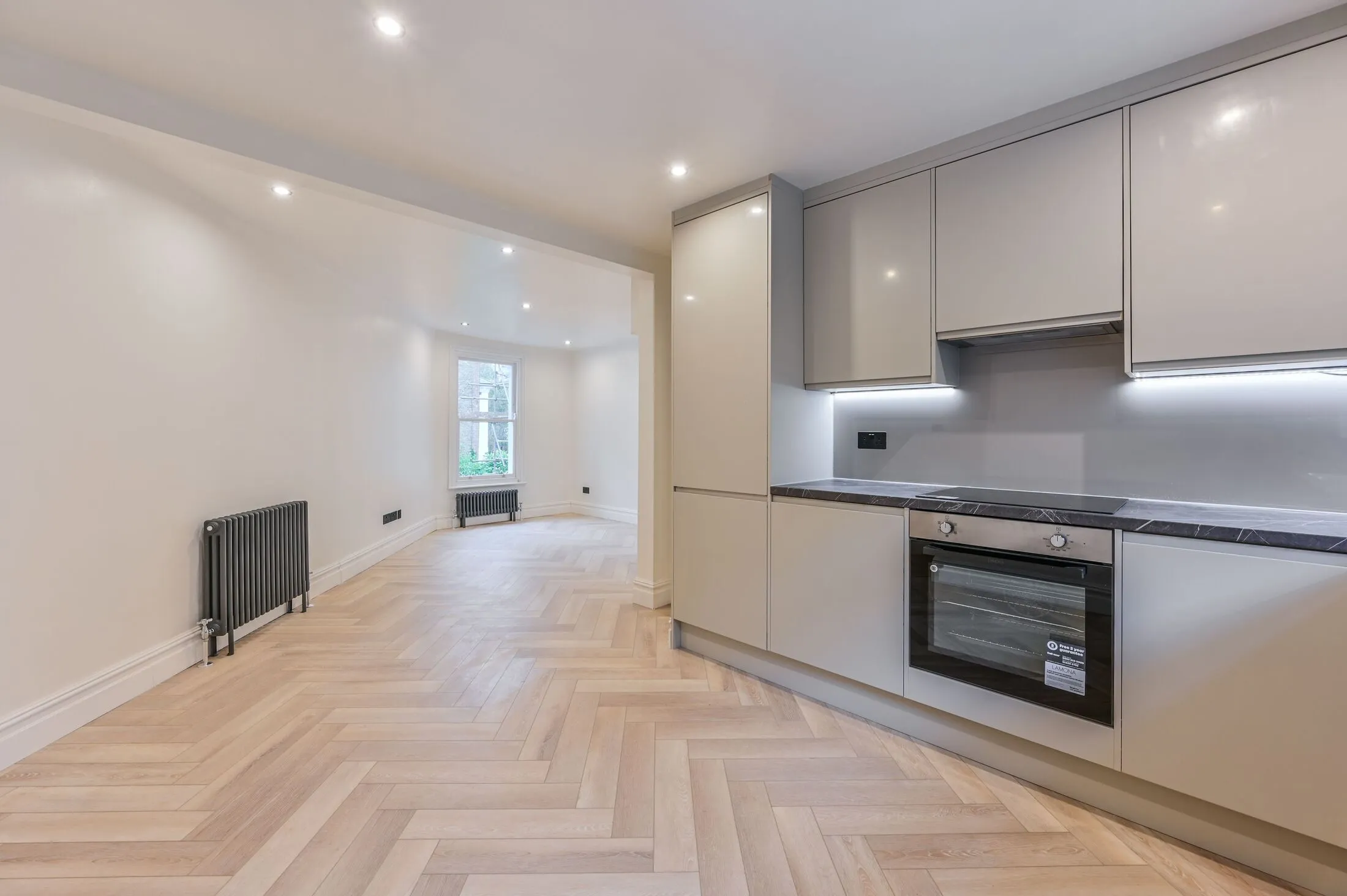 Flat Heyford Avenue in Greater London
