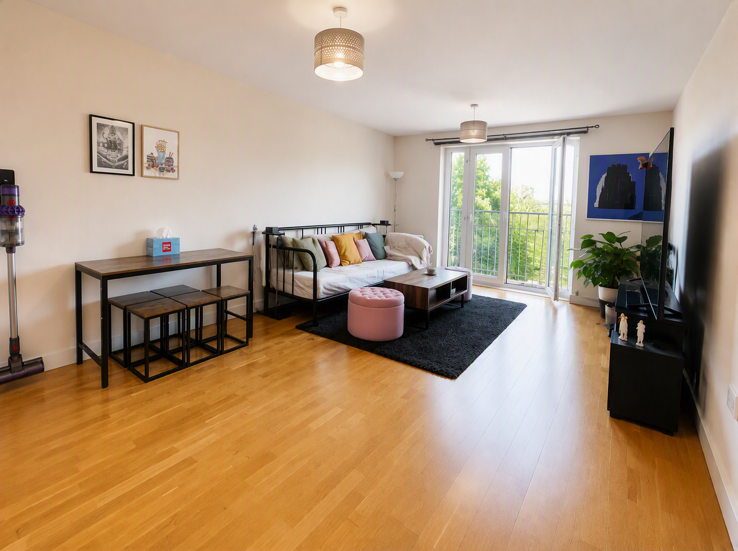 Flat Oakdale Road in Greater London