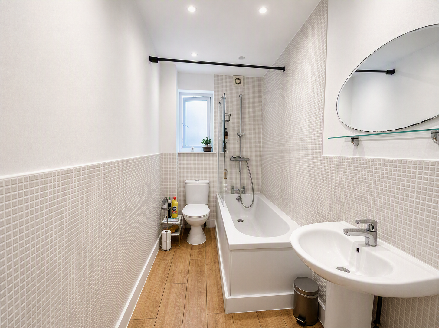Flat Oakdale Road in Greater London