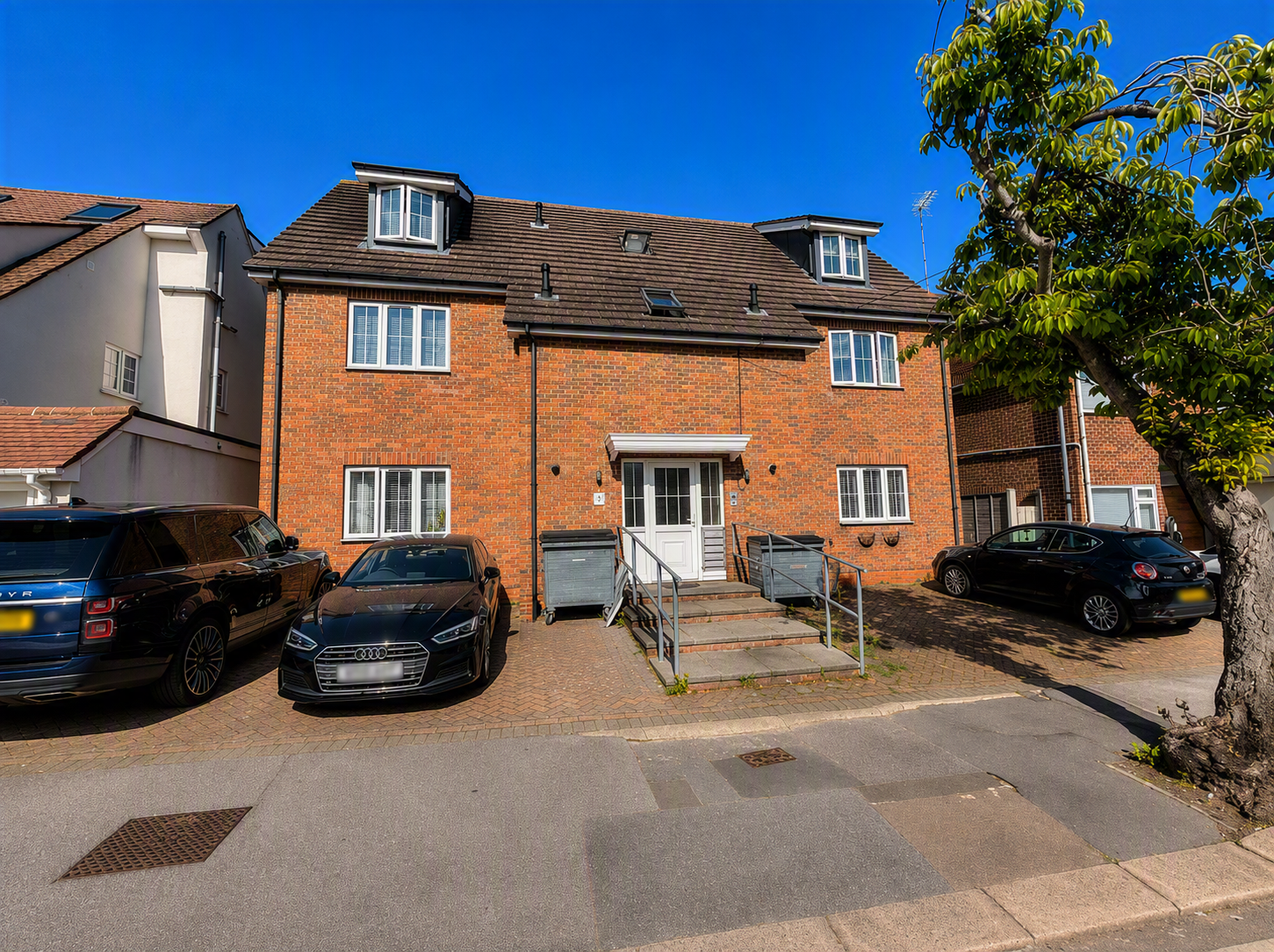 Flat Oakdale Road in Greater London